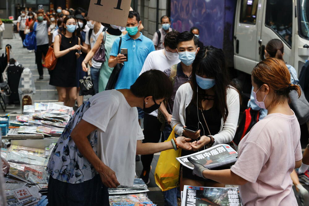 U Hongkongu ljudi su od jutros čekali u redovima, kako bi kupili posljednje štampano izdanje prodemokratskog lista Epl dejli, Foto: Reuters