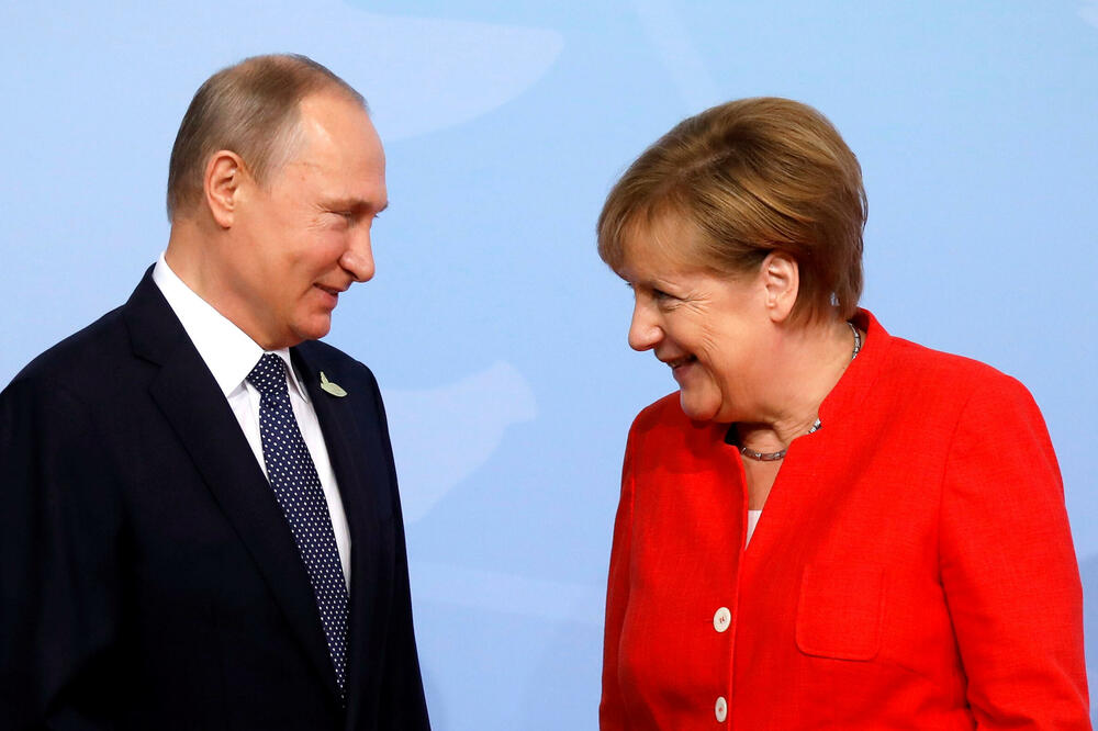 Putin i Merkel, Foto: CARLOS BARRIA