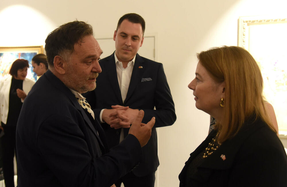 <p>Izložba je sastavljena iz dva povezana segmenta od kojih je prvi “Julimbiški vrt”, a drugi “Ispovedaonica Efeta”. Opus prvog segmenta predstavlja seriju slika i dva crteža, dok drugi prikazuje sadržajnu instalaciju ručno rađenog čadra<br /> </p>