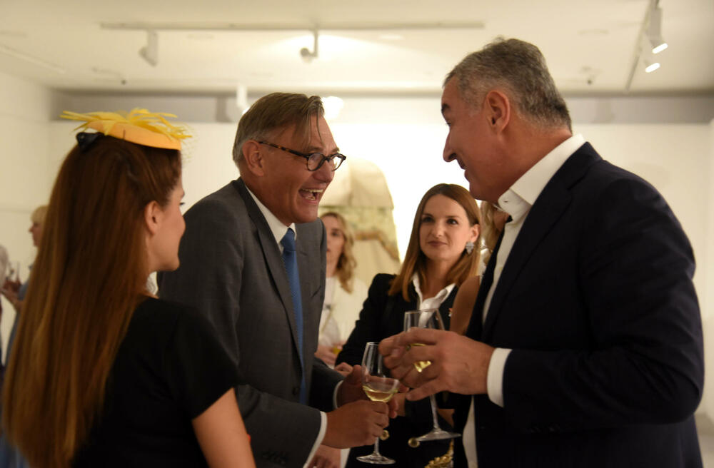 <p>Izložba je sastavljena iz dva povezana segmenta od kojih je prvi “Julimbiški vrt”, a drugi “Ispovedaonica Efeta”. Opus prvog segmenta predstavlja seriju slika i dva crteža, dok drugi prikazuje sadržajnu instalaciju ručno rađenog čadra<br /> </p>