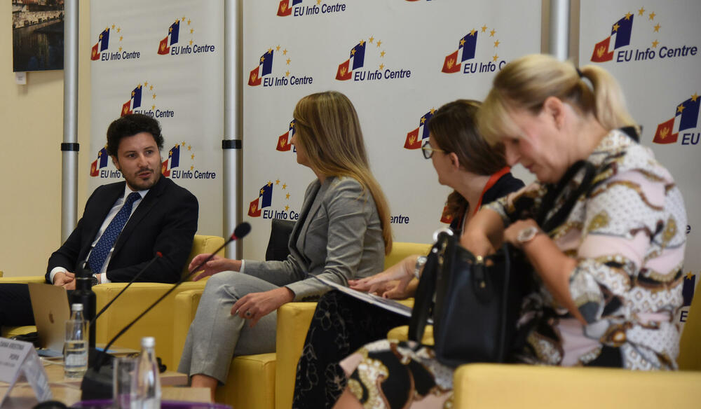 <p>On je kazao da je prethodna Vlada stavljala oznaku tajnosti na privatizacije, da su oznake tajnosti stavljala lica koja za to nisu ovlašćena</p>