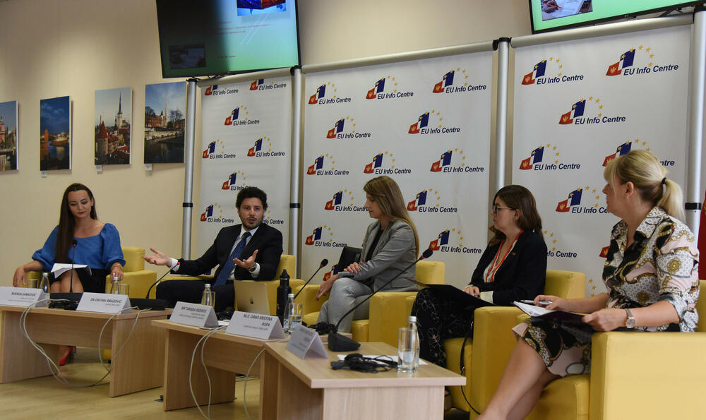 <p>On je kazao da je prethodna Vlada stavljala oznaku tajnosti na privatizacije, da su oznake tajnosti stavljala lica koja za to nisu ovlašćena</p>