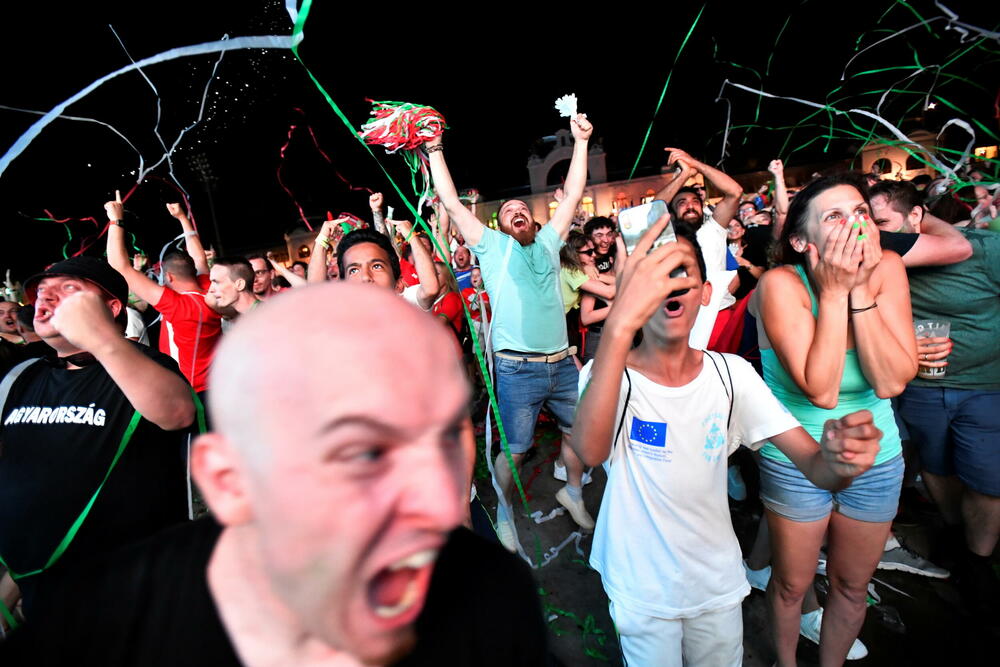 Navijači na jednom trgu u Budimpešti proslavljaju gol Mađarske protiv Nejmačke