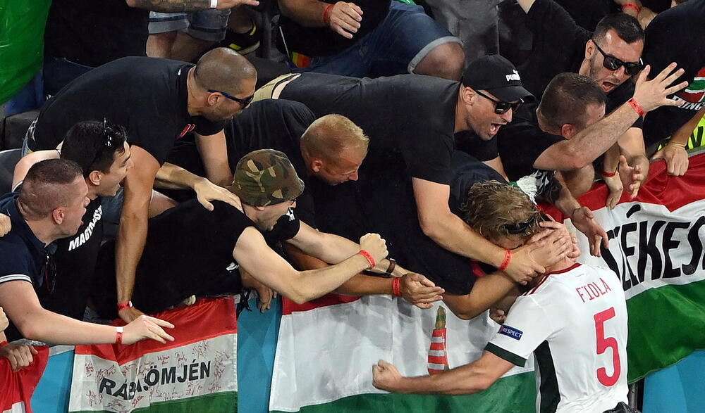 Fudbaler Mađarske, Atila Fiola u zagrljaju sa navijačima u Minhenu