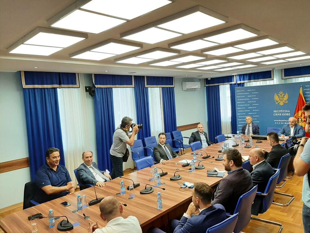 <p>Lider SNP-a Vladimir Joković kazao da je od radikalnijih predloga tokom sastanka bilo da se ide na izbore</p>