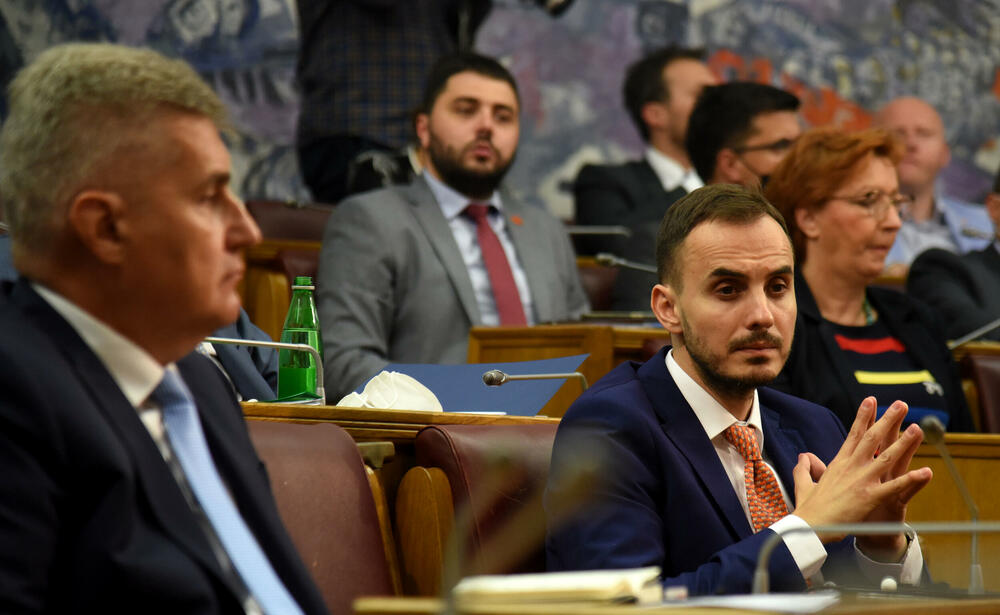 <p>Premijerskom satu ne prisustvuju poslanici najveće koalicije iz vlasti - Demokratskog fronta (DF) i najveće opozicione partije Demokratske partije socijalista (DPS) koji bojkotuju parlament</p>