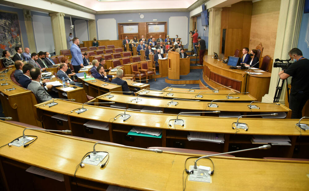 <p>Premijerskom satu ne prisustvuju poslanici najveće koalicije iz vlasti - Demokratskog fronta (DF) i najveće opozicione partije Demokratske partije socijalista (DPS) koji bojkotuju parlament</p>