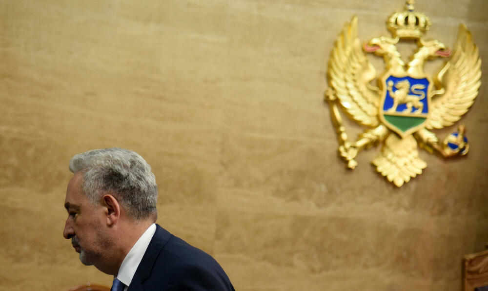 <p>Premijerskom satu ne prisustvuju poslanici najveće koalicije iz vlasti - Demokratskog fronta (DF) i najveće opozicione partije Demokratske partije socijalista (DPS) koji bojkotuju parlament</p>