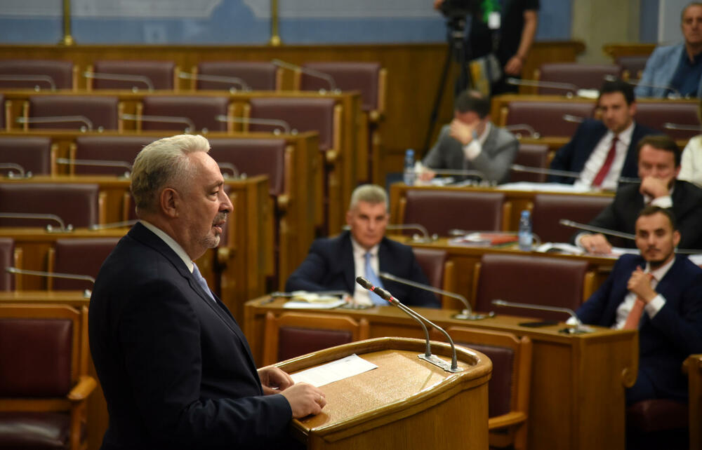 <p>Premijerskom satu ne prisustvuju poslanici najveće koalicije iz vlasti - Demokratskog fronta (DF) i najveće opozicione partije Demokratske partije socijalista (DPS) koji bojkotuju parlament</p>