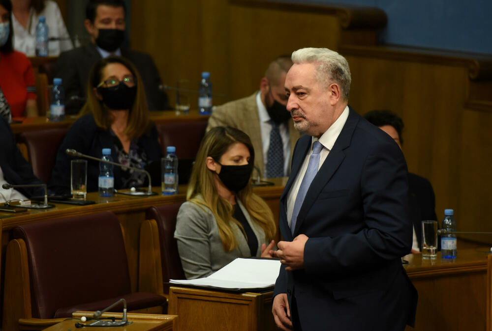 <p>Premijerskom satu ne prisustvuju poslanici najveće koalicije iz vlasti - Demokratskog fronta (DF) i najveće opozicione partije Demokratske partije socijalista (DPS) koji bojkotuju parlament</p>