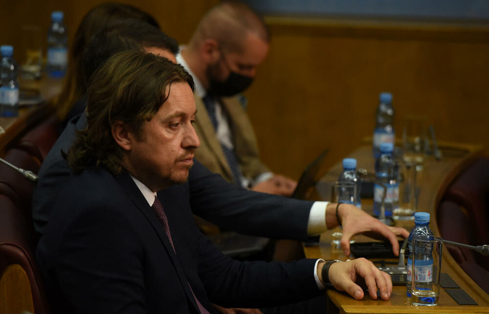 <p>Premijerskom satu ne prisustvuju poslanici najveće koalicije iz vlasti - Demokratskog fronta (DF) i najveće opozicione partije Demokratske partije socijalista (DPS) koji bojkotuju parlament</p>