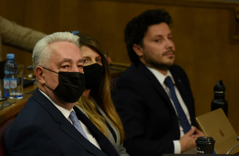 <p>Premijerskom satu ne prisustvuju poslanici najveće koalicije iz vlasti - Demokratskog fronta (DF) i najveće opozicione partije Demokratske partije socijalista (DPS) koji bojkotuju parlament</p>