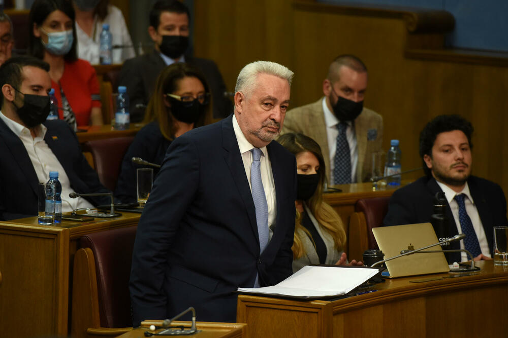 <p>Premijerskom satu ne prisustvuju poslanici najveće koalicije iz vlasti - Demokratskog fronta (DF) i najveće opozicione partije Demokratske partije socijalista (DPS) koji bojkotuju parlament</p>