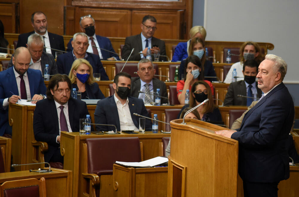 <p>Premijerskom satu ne prisustvuju poslanici najveće koalicije iz vlasti - Demokratskog fronta (DF) i najveće opozicione partije Demokratske partije socijalista (DPS) koji bojkotuju parlament</p>