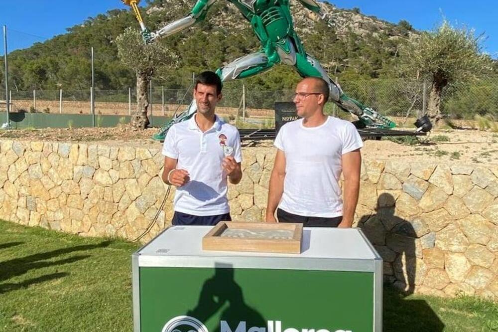 Tražio da se umjetnik potpiše na dijelu koji je otpao sa transformersa: Đoković i Baletić, Foto: Privatna arhiva
