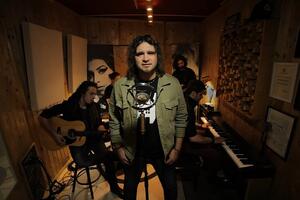 Minimalistički spot koji asocira na početak