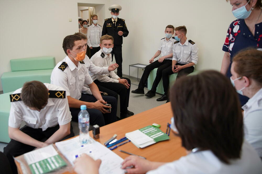 Uvedena obavezna vakcinacija za zaposlene u određenim sektorima, Foto: REUTERS