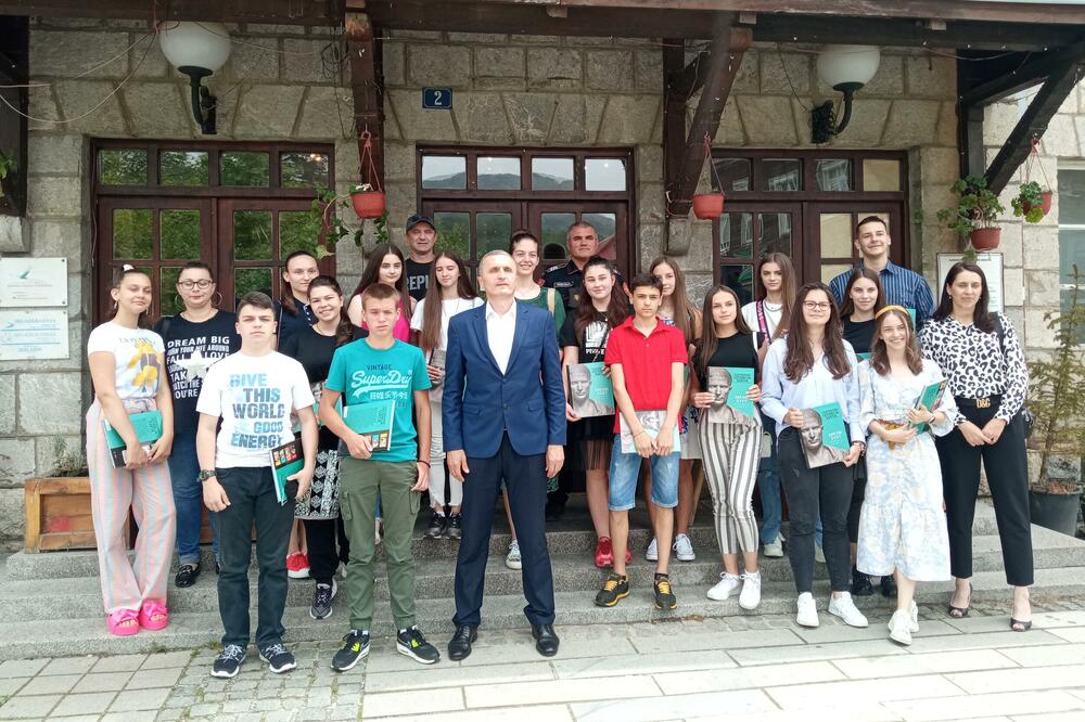 Bulatović sa dobitnicima diplome "Luča", Foto: Dragana Šćepanović