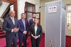 Ambasada SAD donirala Prijestonici metal-detektorska vrata