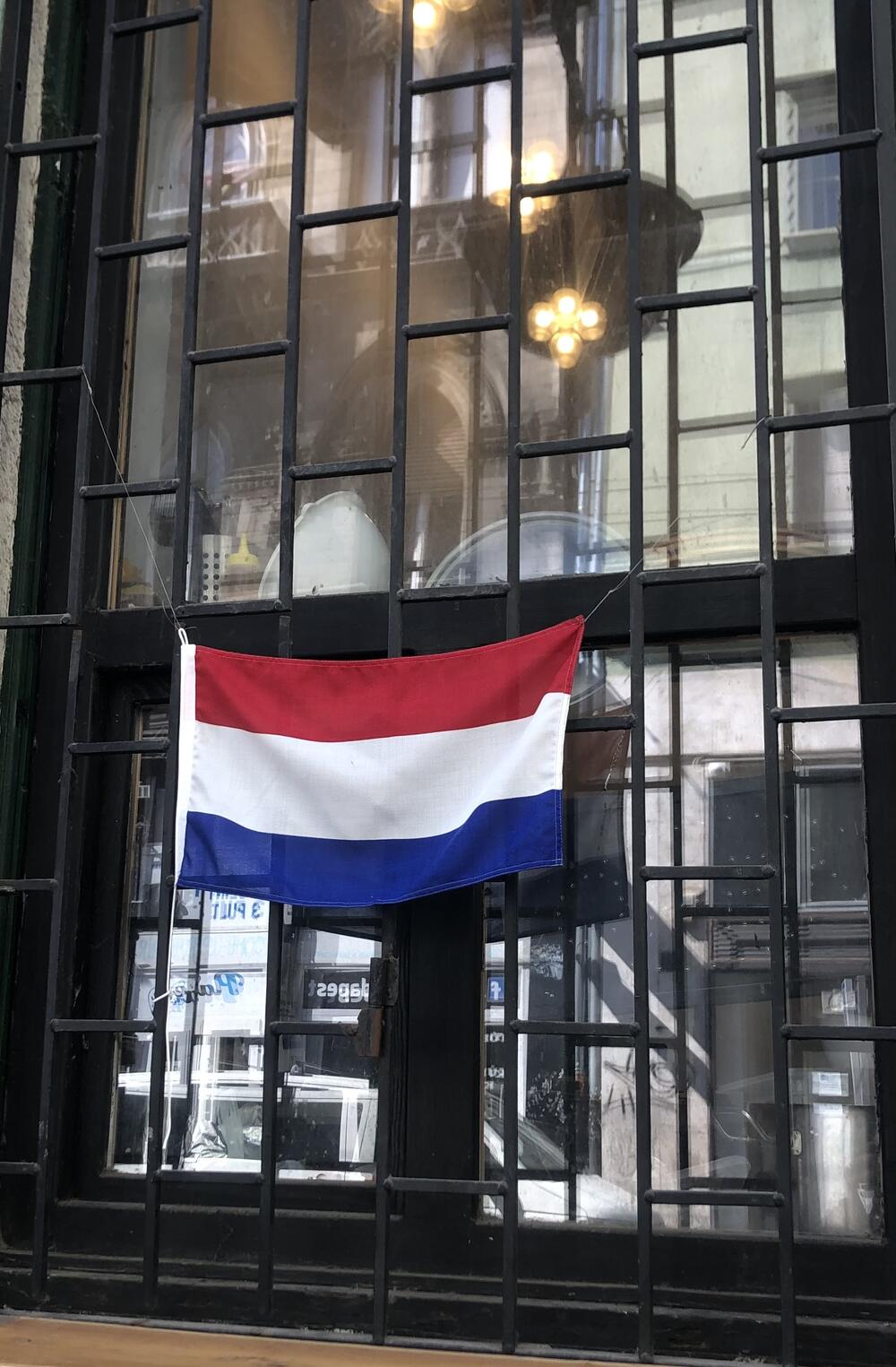 Holandska zastava na prozoru jednog bara u Budimpešti