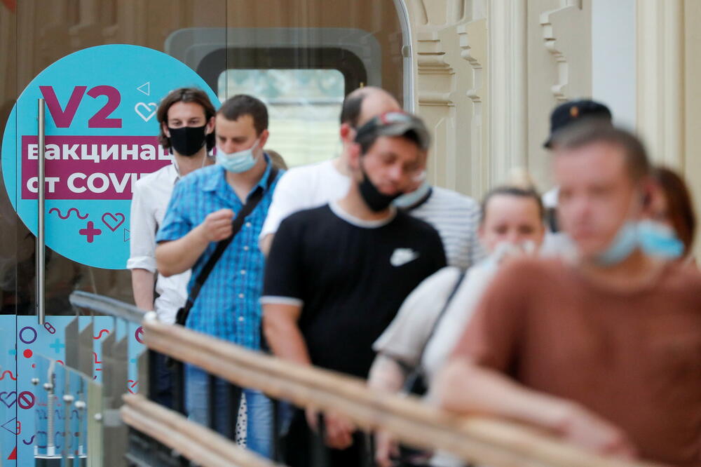 Ljudi u redu za vakcinaciju u Moskvi, Foto: Reuters