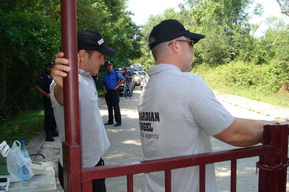 Policija nije dozvolila NVO aktivistima da uđu na Adu Bojanu 2013. godine, Foto: Samir Adrović