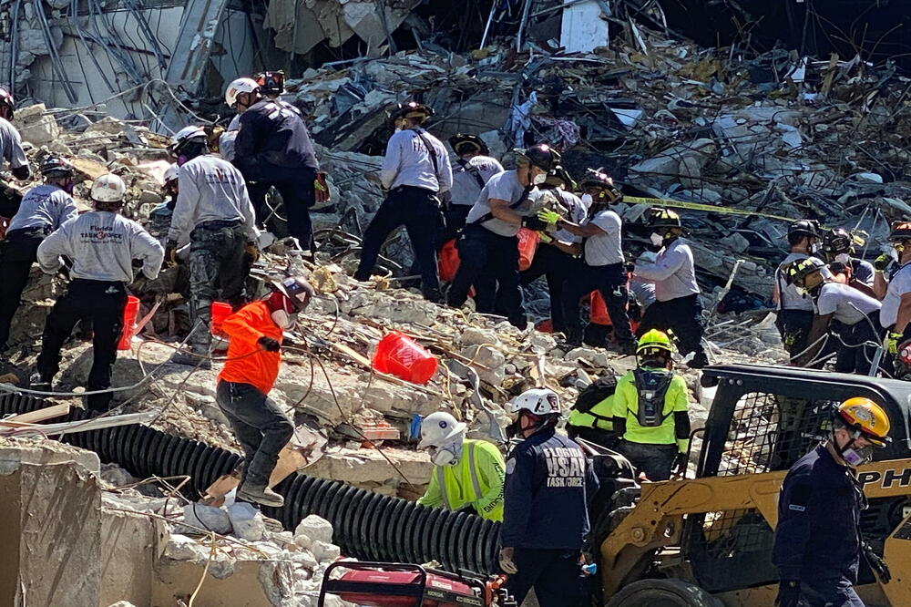 Spasioci na licu mjesta, Foto: Reuters