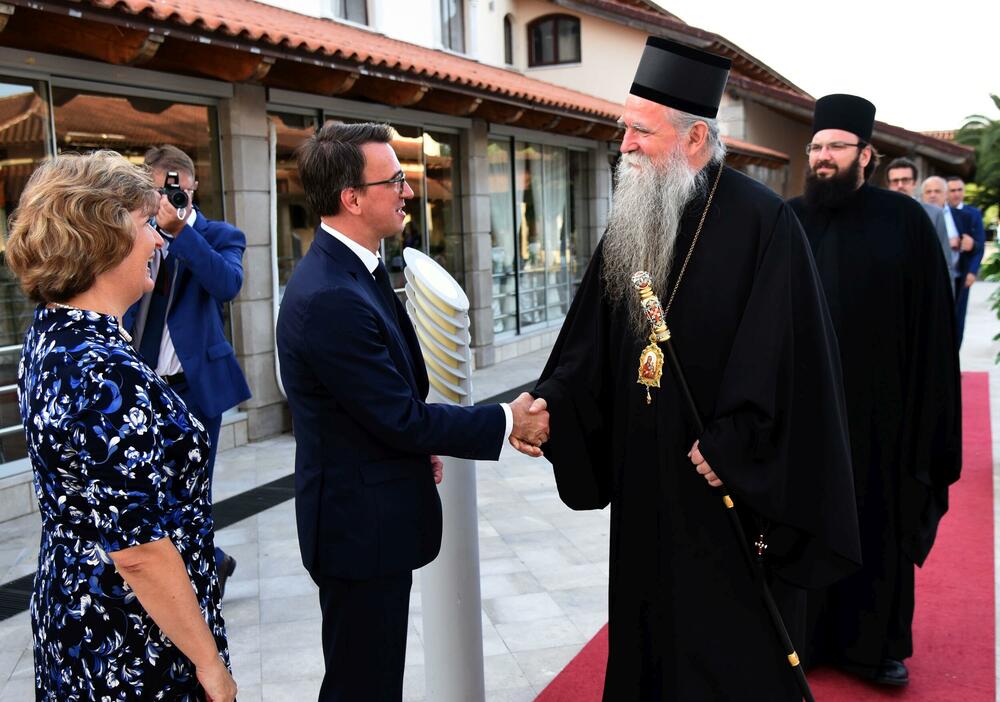 <p>"Pošto je Crna Gora po svim kriterijumima ušla u zeleni pojas, ja sam siguran da će već početkom sljedećeg mjeseca letovi iz Moskve i nama dragi turisti biti dočekani klasičnim gostoljubljem, toplim morem, divnim osjećajem koji imaju i vezuje ih za Crnu Goru<strong>"</strong></p>