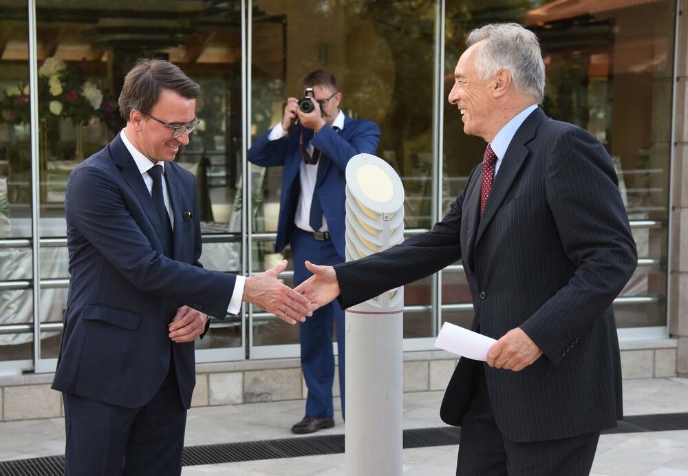 <p>"Pošto je Crna Gora po svim kriterijumima ušla u zeleni pojas, ja sam siguran da će već početkom sljedećeg mjeseca letovi iz Moskve i nama dragi turisti biti dočekani klasičnim gostoljubljem, toplim morem, divnim osjećajem koji imaju i vezuje ih za Crnu Goru<strong>"</strong></p>