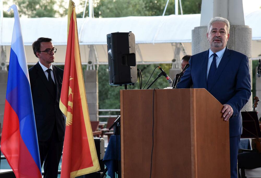 <p>"Pošto je Crna Gora po svim kriterijumima ušla u zeleni pojas, ja sam siguran da će već početkom sljedećeg mjeseca letovi iz Moskve i nama dragi turisti biti dočekani klasičnim gostoljubljem, toplim morem, divnim osjećajem koji imaju i vezuje ih za Crnu Goru<strong>"</strong></p>