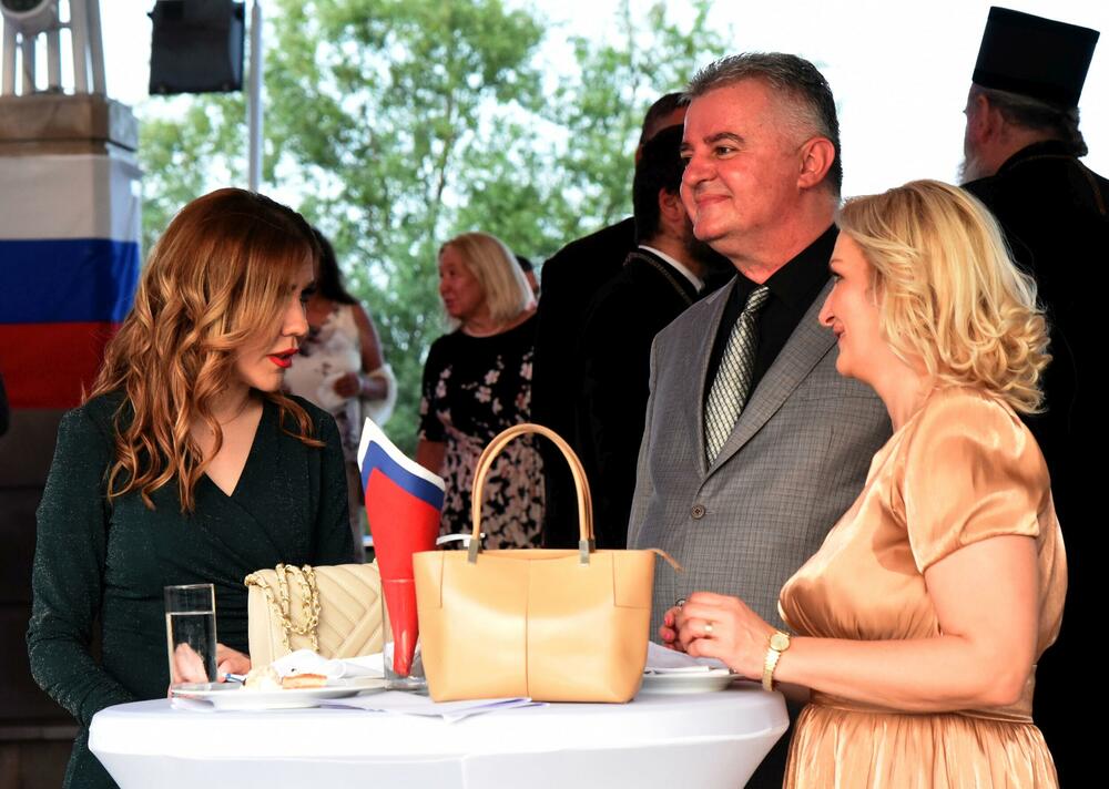 <p>"Pošto je Crna Gora po svim kriterijumima ušla u zeleni pojas, ja sam siguran da će već početkom sljedećeg mjeseca letovi iz Moskve i nama dragi turisti biti dočekani klasičnim gostoljubljem, toplim morem, divnim osjećajem koji imaju i vezuje ih za Crnu Goru<strong>"</strong></p>