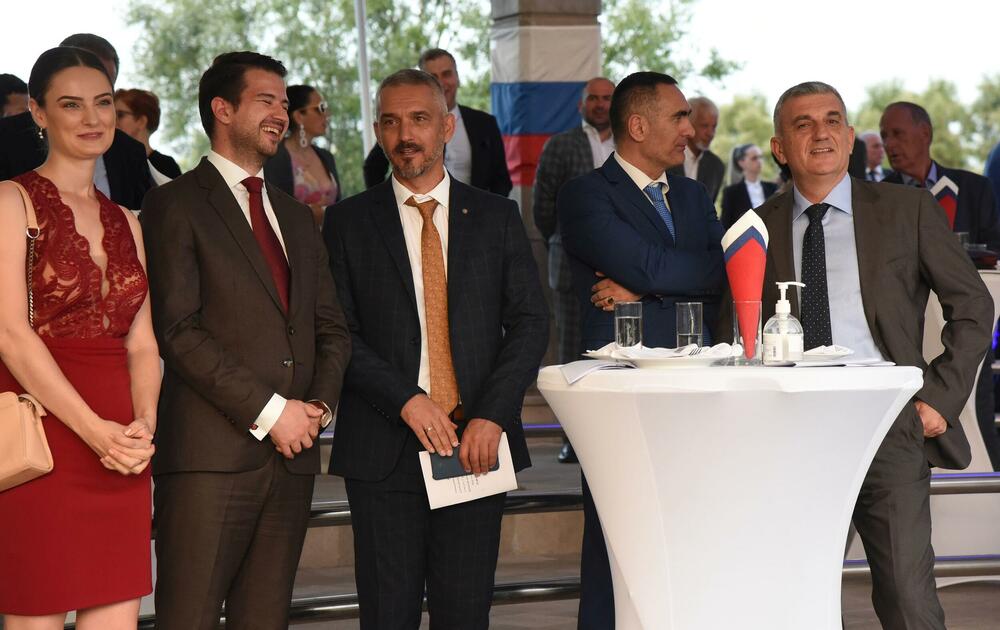 <p>"Pošto je Crna Gora po svim kriterijumima ušla u zeleni pojas, ja sam siguran da će već početkom sljedećeg mjeseca letovi iz Moskve i nama dragi turisti biti dočekani klasičnim gostoljubljem, toplim morem, divnim osjećajem koji imaju i vezuje ih za Crnu Goru<strong>"</strong></p>