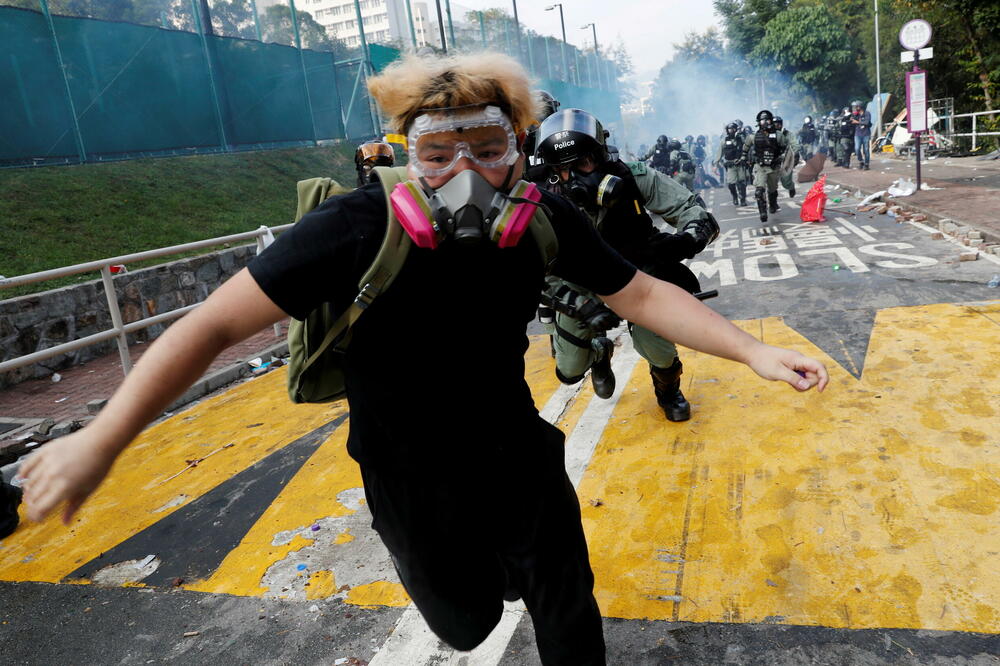 Student bježi od policije tokom protesta u Hong Kongu u novembru 2019., Foto: Rojters