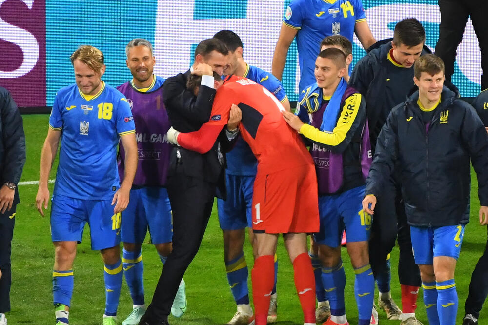 Ševčenko slavi pobjedu sa igračima, Foto: Reuters