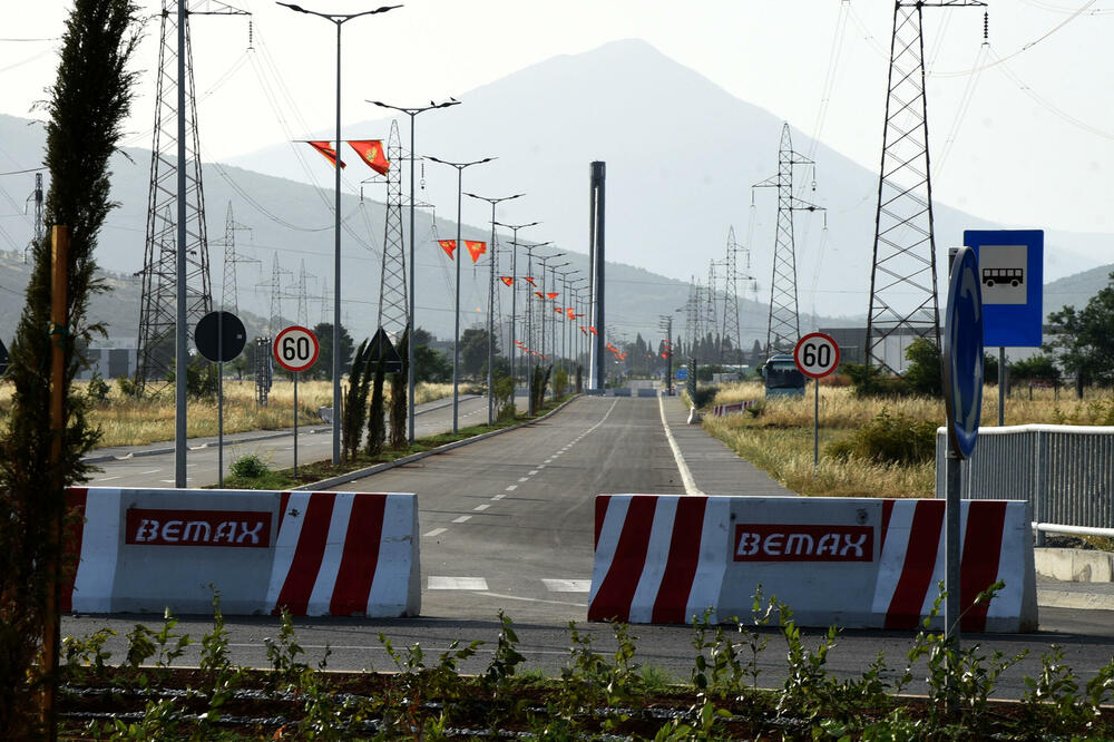 Betonske prepreke na trasi, u pozadini dalekovodi, Foto: Luka Zekovic