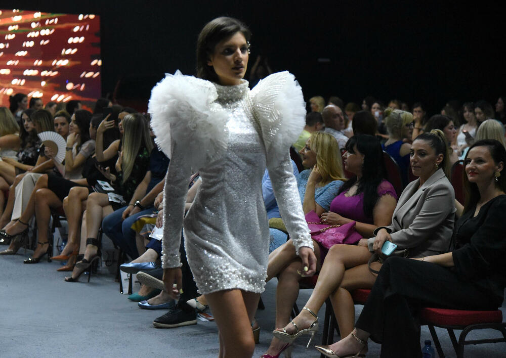 <p>Publika je imala priliku da uživa gledajući svečane, ali i modele za svaki dan</p>