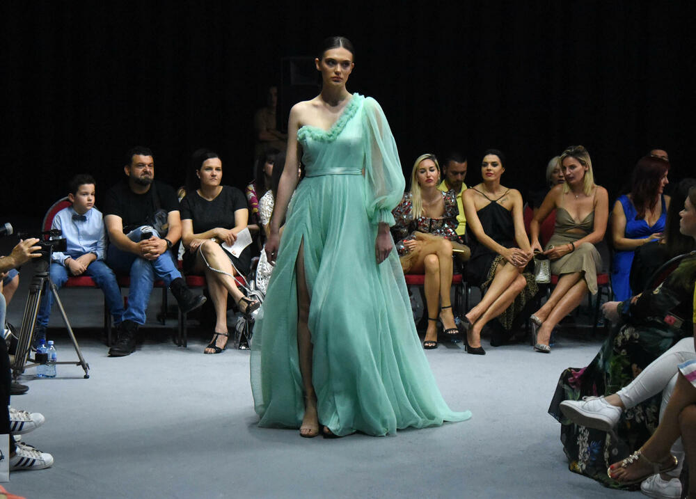 <p>Publika je imala priliku da uživa gledajući svečane, ali i modele za svaki dan</p>