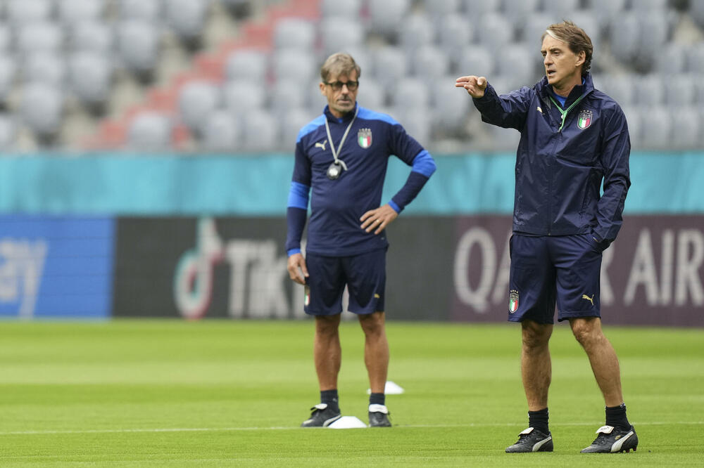 Roberto Manćini, selektor Italije, sinoć na treningu u Minhenu, Foto: AP