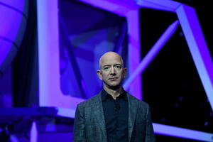 Džef Bezos napustio kormilo Amazona