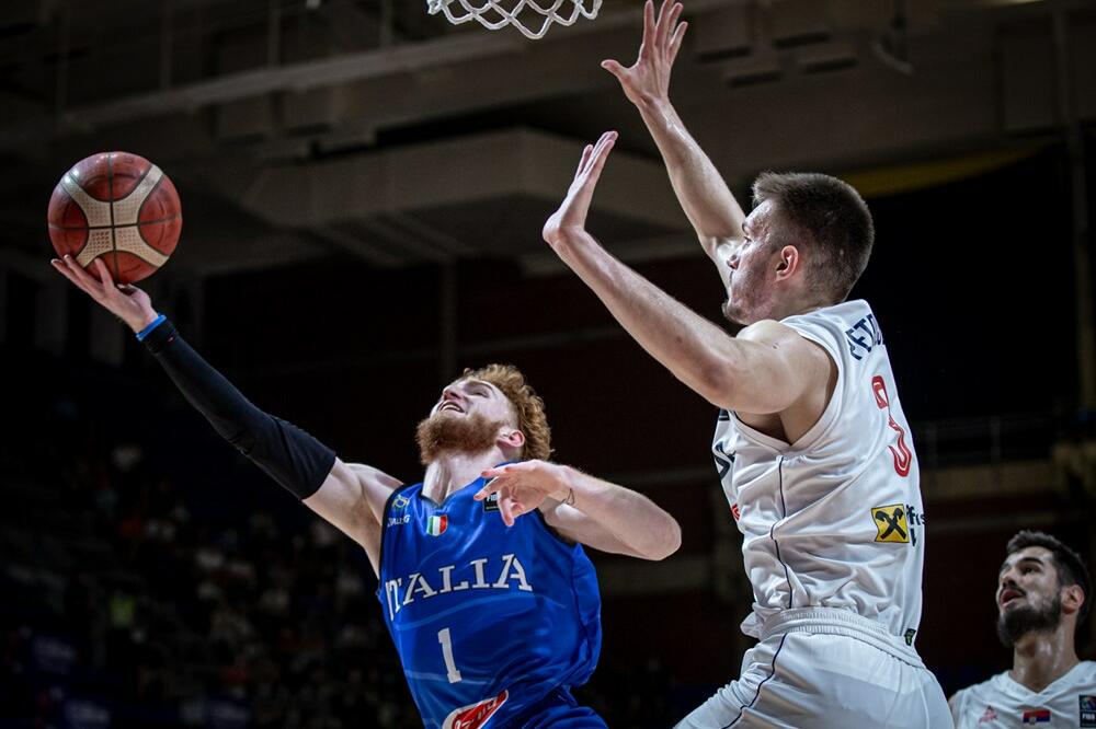 Niko Menion polaže pored Filipa Petruševa, Foto: FIBA