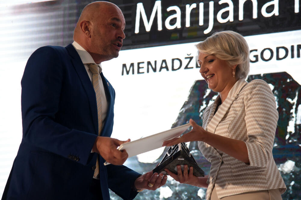 Kadić Bojanić prima nagradu, Foto: Boris Pejović