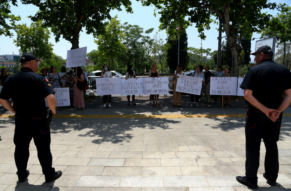 <p>„Da su zaista željeli da detaljno uđu u osnove predmeta, trebalo je da pogledaju ogroman broj prijava u policiji koje svjedoče da je Tomaš Bošković nasilnik, da je osuđivan za nasilje u porodici”, rekla je ona</p>