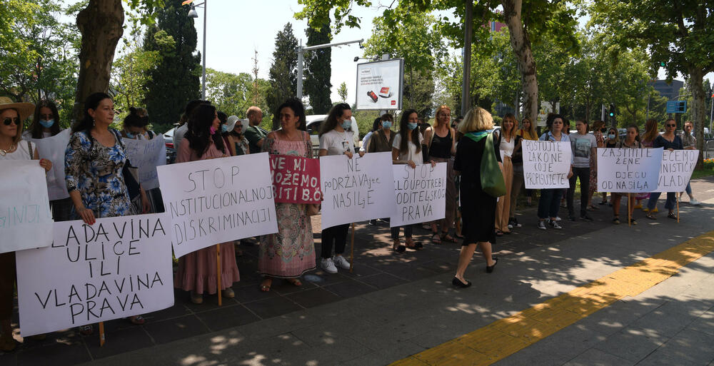 <p>„Da su zaista željeli da detaljno uđu u osnove predmeta, trebalo je da pogledaju ogroman broj prijava u policiji koje svjedoče da je Tomaš Bošković nasilnik, da je osuđivan za nasilje u porodici”, rekla je ona</p>