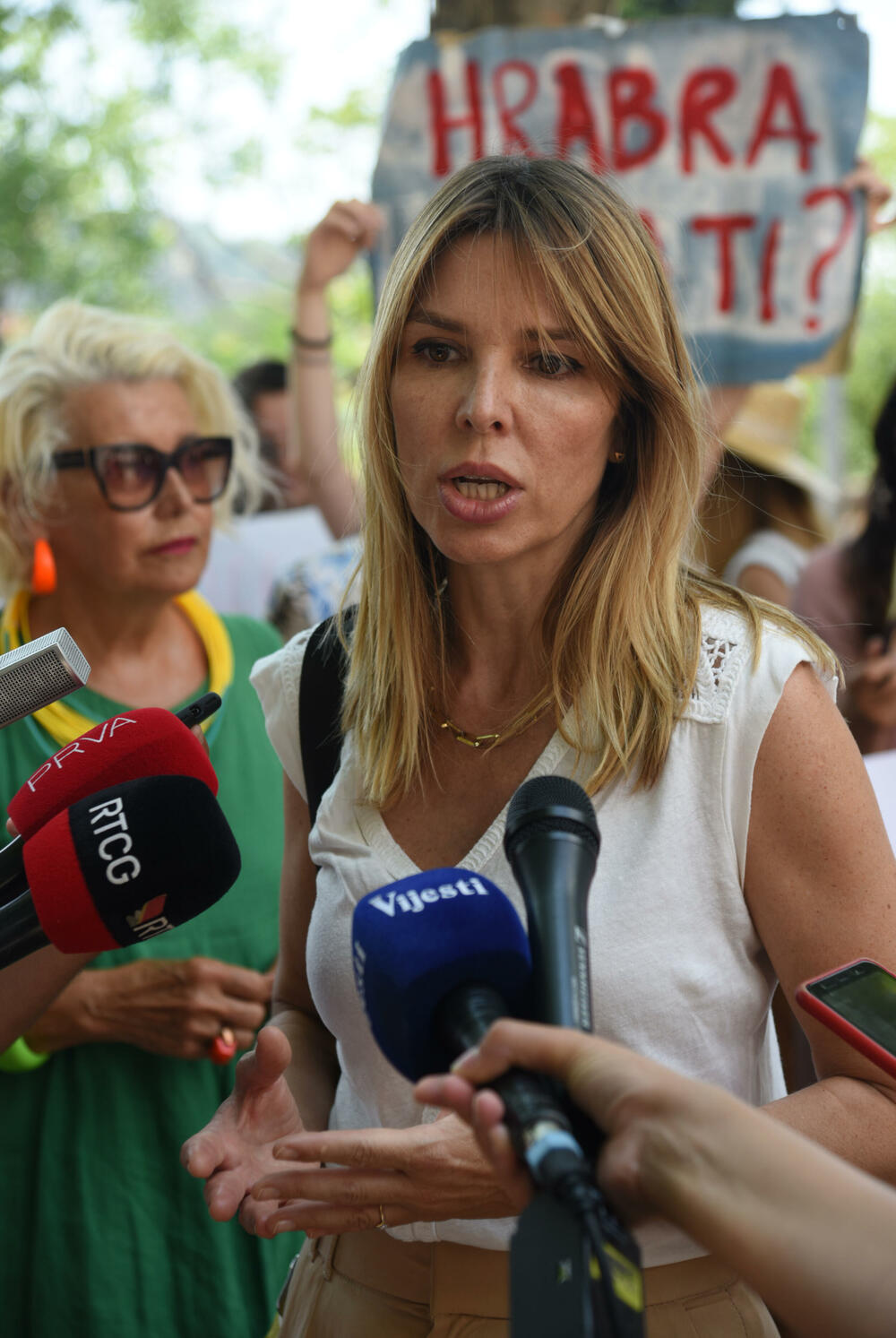 <p>„Da su zaista željeli da detaljno uđu u osnove predmeta, trebalo je da pogledaju ogroman broj prijava u policiji koje svjedoče da je Tomaš Bošković nasilnik, da je osuđivan za nasilje u porodici”, rekla je ona</p>