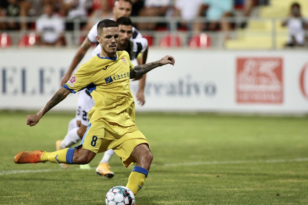 Trenutak za istoriju: Jovan Vujović pogađa sa penala, Foto: FK Podgorica