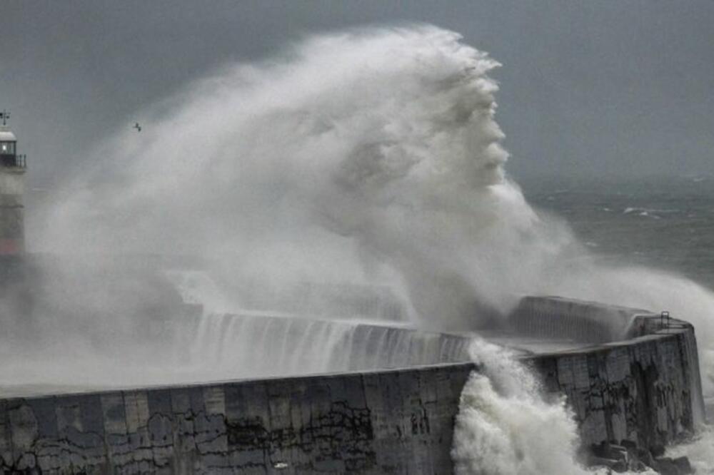 Fotografija nastala prilikom oluje, gdje talasi podsjećaju na Neptuna, Foto: JEFF OVERS