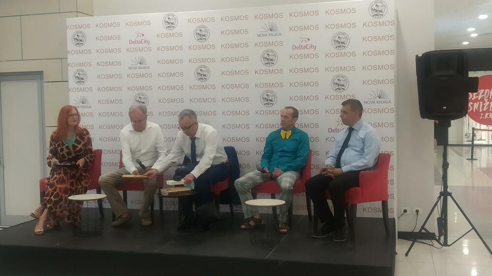 <p>"Knjige su najbolji način da odemo u neka druga vremena, druge prostore, upoznamo druge kulture, a nakon svake knjige svako od nas postaje malo bolje biće", poručila je Jasenka Lalović, autorka bestselera "S one bande moje gore“ i "S ove bande moje gore“</p>