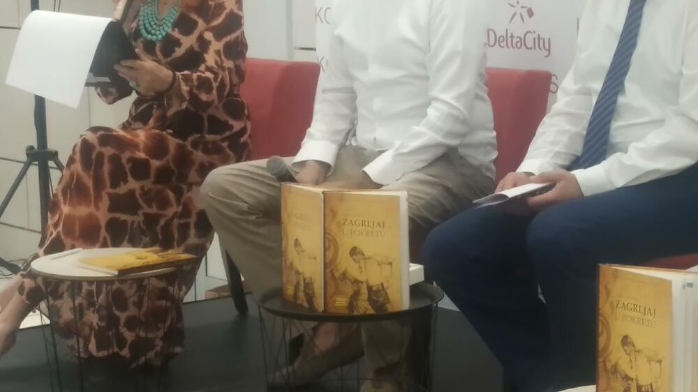 <p>"Knjige su najbolji način da odemo u neka druga vremena, druge prostore, upoznamo druge kulture, a nakon svake knjige svako od nas postaje malo bolje biće", poručila je Jasenka Lalović, autorka bestselera "S one bande moje gore“ i "S ove bande moje gore“</p>