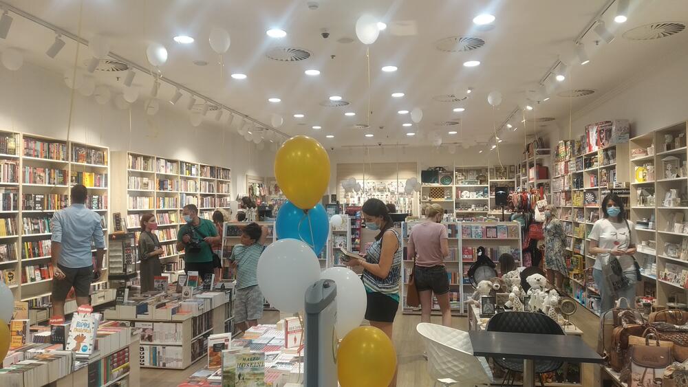 <p>"Knjige su najbolji način da odemo u neka druga vremena, druge prostore, upoznamo druge kulture, a nakon svake knjige svako od nas postaje malo bolje biće", poručila je Jasenka Lalović, autorka bestselera "S one bande moje gore“ i "S ove bande moje gore“</p>