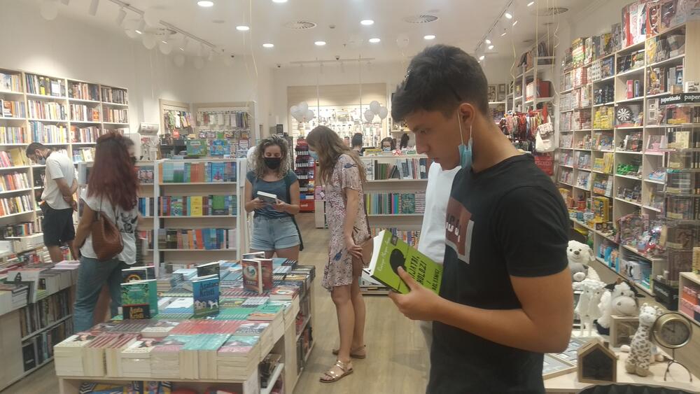 <p>"Knjige su najbolji način da odemo u neka druga vremena, druge prostore, upoznamo druge kulture, a nakon svake knjige svako od nas postaje malo bolje biće", poručila je Jasenka Lalović, autorka bestselera "S one bande moje gore“ i "S ove bande moje gore“</p>